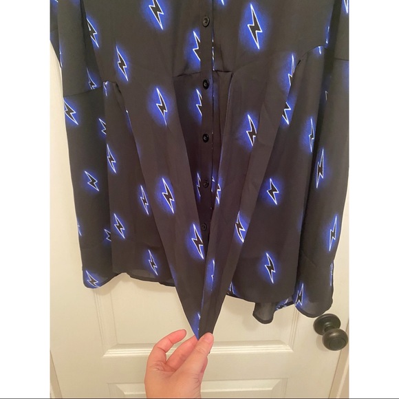 TORRID NWT BLACK & BLUE BOLTS GEORGETTE PEPLUM TIE FRONT SLEEVELESS TOP SIZE 4 - Picture 7 of 8